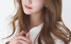 女子健身房内赤裸练健身器材